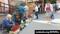 Па-за рынкам на ходніках таксама гандлююць