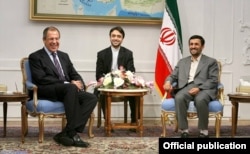 Mahmoud Ahmadinejad Rusiyanın Xarici İşlər naziri Sergei Lavrov-u qəbul edir. Rusiya bayrağı yoxdur