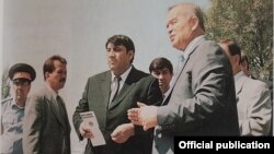 Islom Karimov 1999 - yilda navbatdagi obida qurilishini nazorat qilmoqda