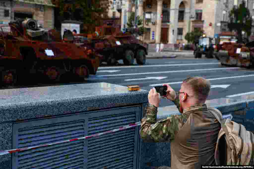 Зьнішчаная расейская вайсковая тэхніка, разьмешчаная ў Кіеве на&nbsp;Храшчаціку да Дня Незалежнасьці Ўкраіны