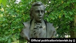 Бюст Сыракомлі ў Радзівілаўскім парку ў Нясьвіжы. Скульптар Сяргей Гумілеўскі