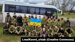 Арзіўнае фота. Вызваленыя ўкраінскія вайскоўцы пасьля абмену палоннымі ў красавіку 2023 году 