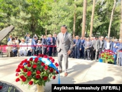 Алматы қаласының әкімі Ерболат Досаев бастаған шенеуніктер мен тұрғындар Ашаршылық құрбандарының ескерткішіне гүл қойды. Алматы, 31 мамыр, 2023 жыл.