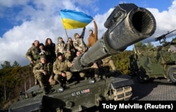 Украинские военнослужащие на танке Challenger 2 на военной базе в Великобритании