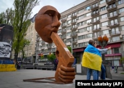 Інсталяцыя ў Кіеве з вобразам Пуціна і пісталетам