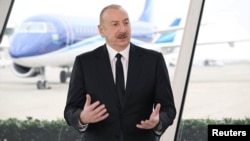 Prezident Əliyev Heydər Əliyev Beynəlxalq Aeroportunda Azərbaycan Televiziyasına müsahibə verir.