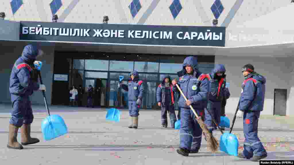 Ассамблея жылының ашылу салтанаты болған бейбітшілік пен келісім сарайының алдын тазалап жүрген адамдар.&nbsp;​Астана, 6 ақпан 2015 жыл.​​