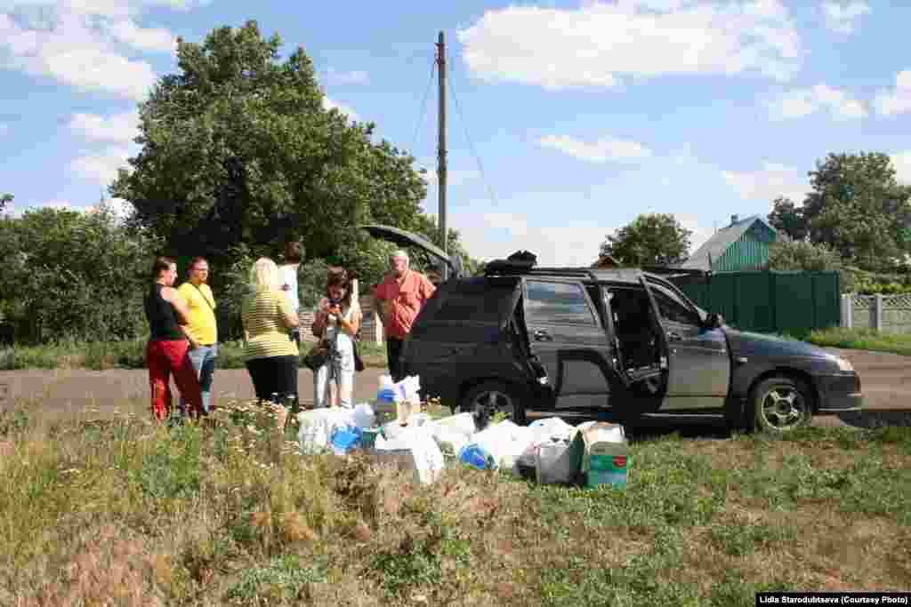 Волонтеры раздают гуманитарную помощь, город Славянск