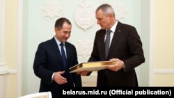 Амбасадар Расеі Міхаіл Бабіч з кіраўніком МУС Беларусі Ігарам Шуневічам. 8 красавіка 2019. Ілюстрацыйнае фота. 