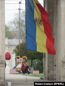 Пасха құрметіне безендірілген парк. Молдова, Кишинев, 15 сәуір 2014 жыл. (Көрнекі сурет)