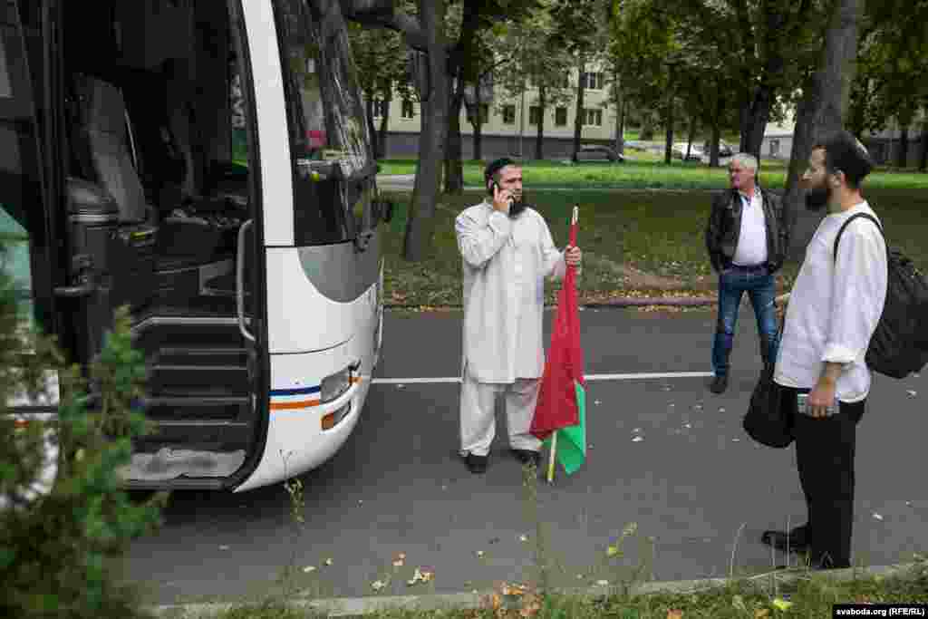 Большасьць людзей ад&nbsp;Беларусі выпраўляюцца ў хадж упершыню. У&nbsp;ісьляме такое паломніцтва лічыцца абавязковым для ўсіх паўналетніх, хто толькі мае такую магчымасьць. Штогод у&nbsp;Мэку прыяжджае некалькі мільёнаў чалавек з&nbsp;усяго сьвету. Хадж можна адбываць шмат разоў. Першы раз у хадж едуць за&nbsp;сябе. Другі і&nbsp;наступныя разы можна быць у хаджы за&nbsp;сваякоў, якія ня&nbsp;трапілі ў&nbsp;Мэку.