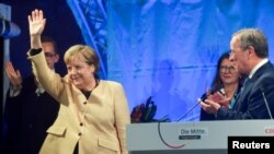 Angela Merkel Stralsundda kampaniya aparır