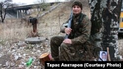 Тарас Аватаров в Донбассе. В нижнем правом углу – фотография Алеся Черкашина из Бреста, первого гражданина Беларуси, погибшего в конфликте на востоке Украины