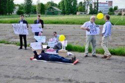 Стадыён, дзе магілёўскія ўлады дазваляюць грамадзянам мітынгаваць. На заднім пляне — паліклініка. Ілюстрацыйнае фота з акцыі магілёўскіх праваабаронцаў«Манстрацыя», 2019 год