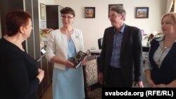 Момант перадачы кніг нобэлеўскай ляўрэаткі