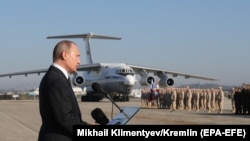 Prezident Vladimir Putin Hmeymim aviabazasında.