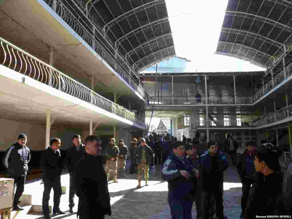 Kyrgyzstan - National Secuty Service forces in "Sarahsiy" mosque.