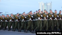 Беларускае войска на парадзе ў Менску