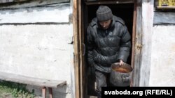 Уваходзіць і выходзіць Васіль з склепу-хаты сагнуўшыся