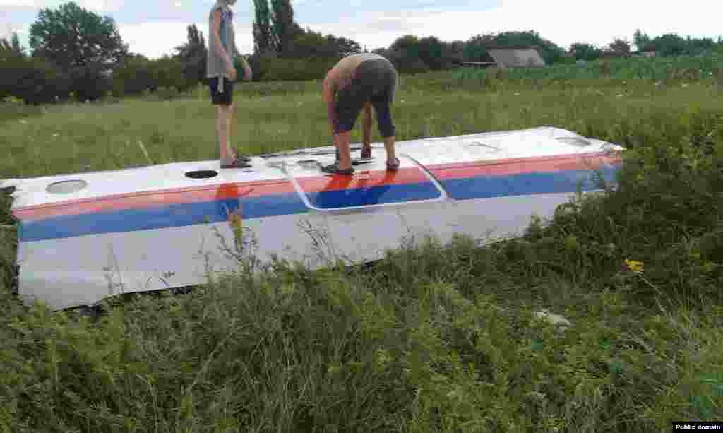 Уламками &laquo;Боїнгу-777&raquo;&nbsp;(фотографії місцевих жителів)