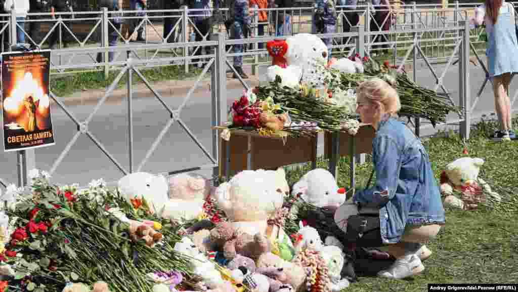 А это уже стихийный мемориал, с неограниченным доступом. Очередей здесь нет.&nbsp;