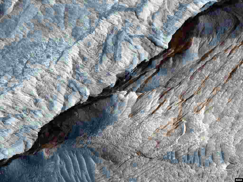 Гара з глыбокамі ярамі ў рэгіёне каньёну Кандор NASA/JPL/University of Arizona