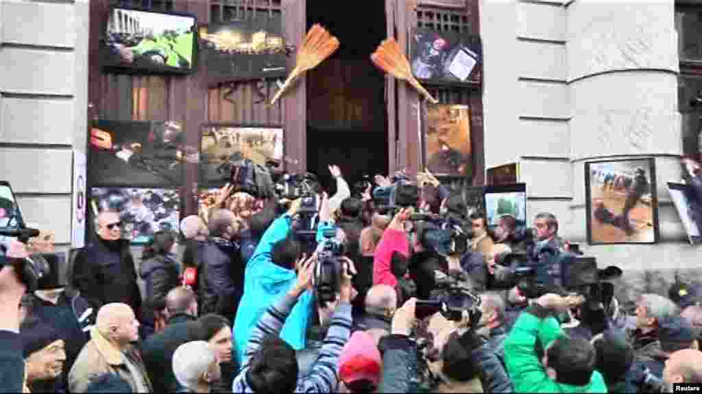 Tbilisi, 8 fevral 2013. Milli kitabxana qarşısında Saakashvili əleyhidarlarının etirazından sonra prezident buradakı &ccedil;ıxışını təxirə salır.