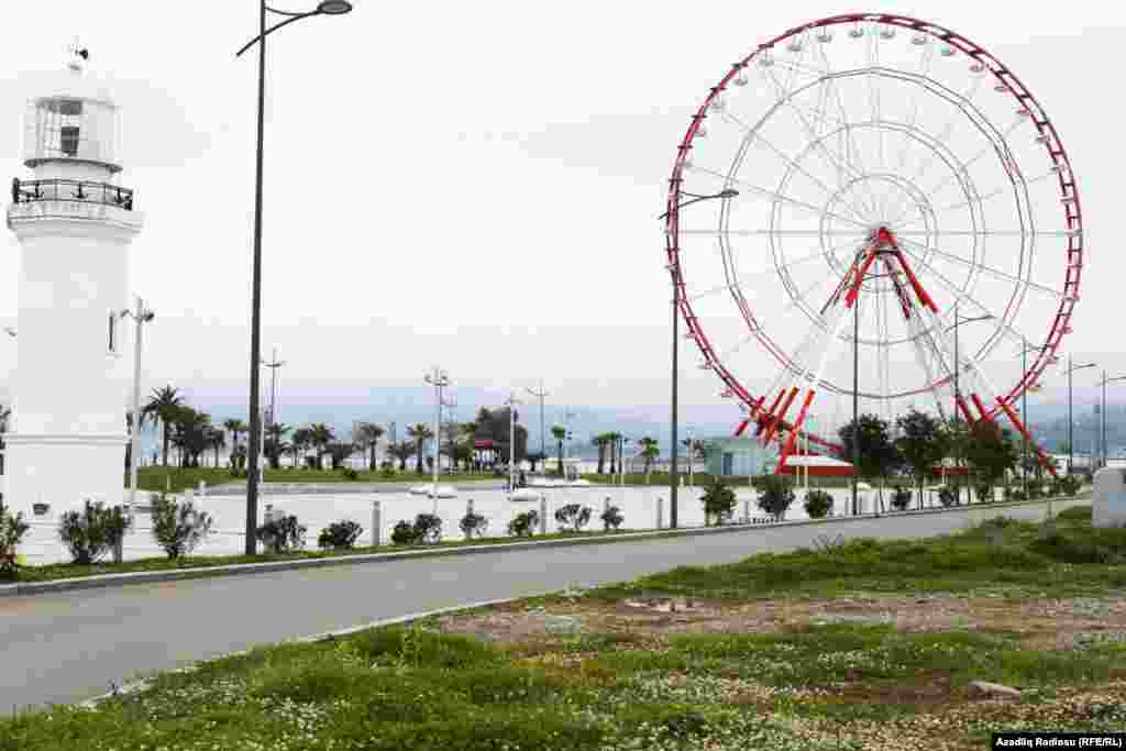 Bulvarın sonunda artıq liman başlayır. Bu da gəmilərə yol göstərmək üçün istifadə olunan mayak. Şəhərə hündürdən baxmaq istəsəniz 3 lari qarşılığında çərxi-fələkdə 10 dəqiqəlik bir tur keçirə bilərsiniz.