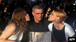 Abdellatif Kechiche mükafata layiq görülən filmində baş rolları ifa etmiş Lea Seydoux (solda) və Adele Exarchopoulos ilə. Kann Festivalı, 26 may 2013