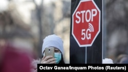 Парадоксы 2020 года: участница акции протеста против технологии 5G в Румынии пользуется мобильной связью, против инноваций в которой выступает 