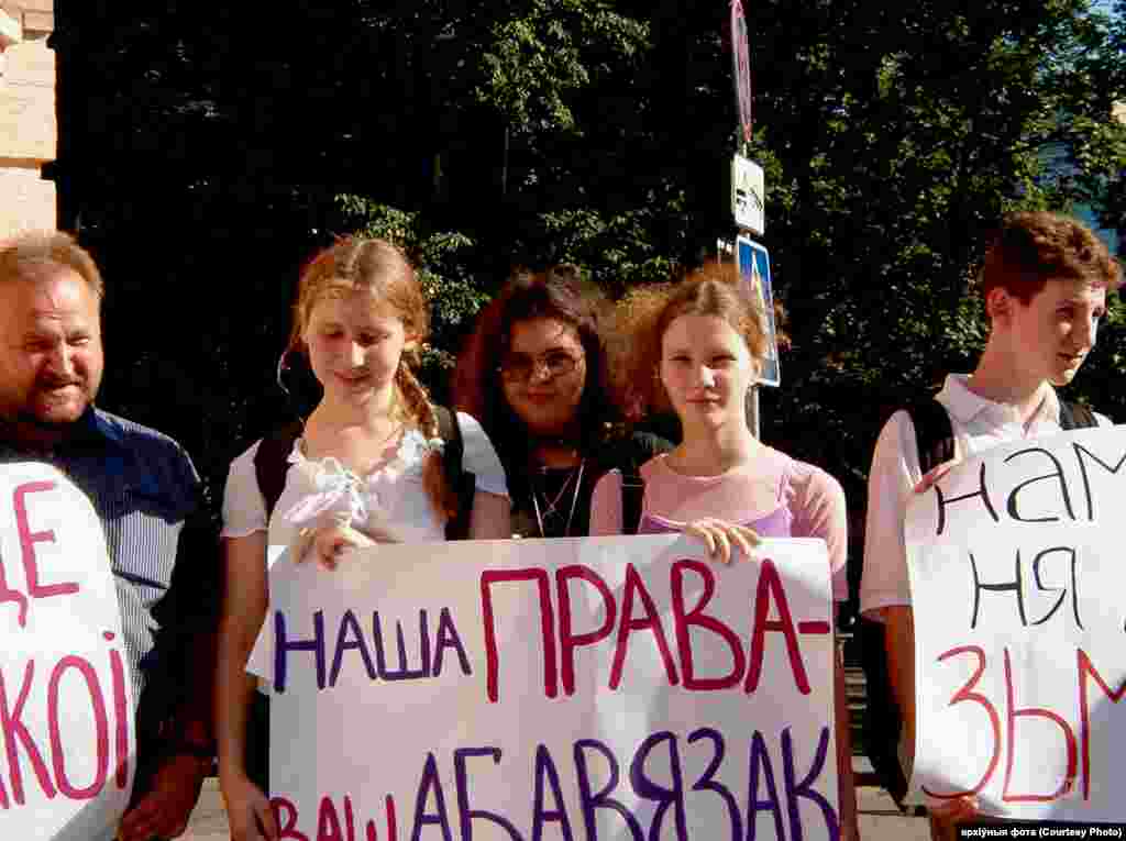 Акцыя ліцэістаў супраць закрыцьця каля гарадзкога аддзелу адукацыі