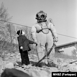 Водолаз в перерыве между погружениями в Дунай. 1965 год