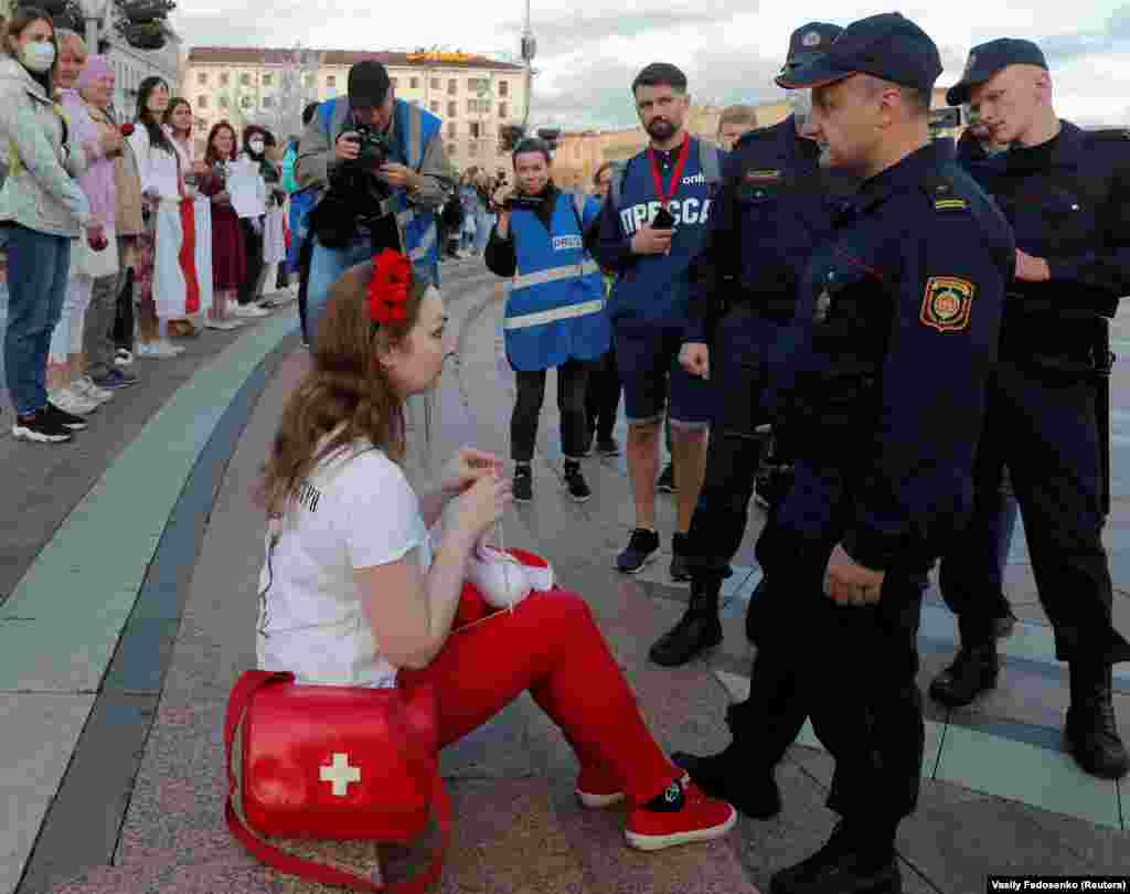 Міліцыя хадзіла ўздоўж ланцуга і&nbsp;папярэджвала, што &laquo;мерапрыемства не&nbsp;санкцыянаванае&raquo;. &laquo;А&nbsp;зьбіццё людзей было санкцыянаванае?&raquo;&nbsp;&mdash; спытала жанчына.