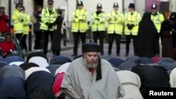 Abu Hamza al-Masri Londonun şimalında məscidin çölündə namaz zamanı. 24 yanvar 2003-cü il.