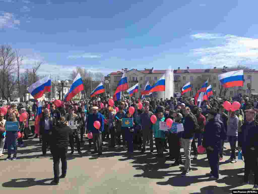 Митинговавшие держали российские флаги