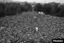 Yerevan - Dağlıq Qarabağın Ermənistan SSR-ə birləşməsi təklifini dəstəkləyən mitinq, fevral 1988