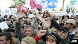 Люди на митинге в основном встретили с восторгом заявления лидеров оппозиции об активизации простеста