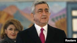 Serzh Sarkisian və həyat yoldaşı Rita Yerevanda səs verəndən sonra