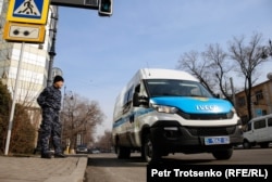 Митинг кезінде ұсталған азаматтарды отырғызатын полиция көлігі. Алматы, 22 ақпан 2020 ж. Көрнекі сурет.