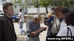 Старожил Симферополя Константин Аверкиев (в центре), журналисты Руслан Югош (слева), Сергей Юхин (спиной, в глубине кадра), Ольга Леонова, Александр Бурдонов (в шляпе)