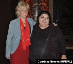 Xədicə İsmayılova (sağda) ABŞ-ın Xarici Yayım Xidmətindən Lesley Stahl. Nyu-York, 24 oktyabr 2012