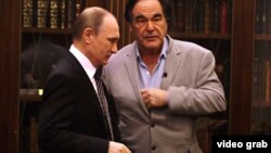 Vladimir Putin (solda) və Oliver Stone