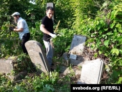 Габрэйскія могілкі зарасьлі і разбураюцца. Талакоўцы агаляюць іх заняпад