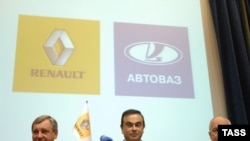 Президенты АвтоВАЗа Борис Алешин и Renault Карлос Гон и глава «Рособоронэкспорта» Сергей Чемезов