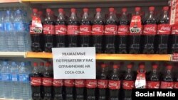 2015 йил охирида Тошкентдаги йирик супермаркетлар ҳам тақчиллик боис Coca-Cola харидига чекловлар жорий қилган эди.