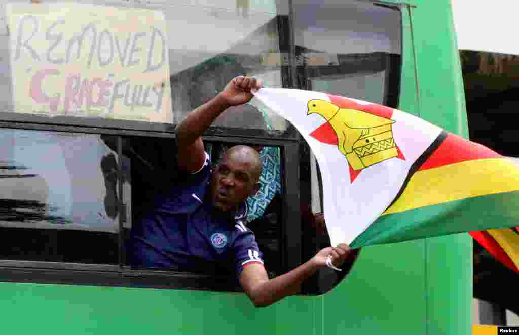 Zimbabwe - Protesters calling for Zimbabwean President Robert Mugabe to step down, 18Nov2017