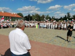 Мэр Горадні Мечыслаў Гой выйшаў да дзманстрантаў