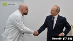 Владимир Путин пожимает руку главврачу больницы в Коммунарке за несколько дней до того, как тест последнего на вирус дал положительный результат