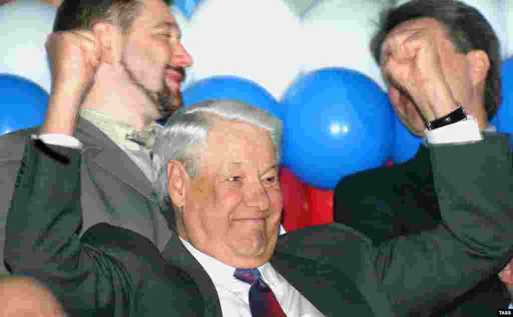 Russia – Politics – Ex-President Boris Yeltsin celebrates a Russian victory over Cuba in the Yeltsin Cup volleyball tournament, Nizhny Tagil, 25Apr2004. Source: ITAR-TASS.