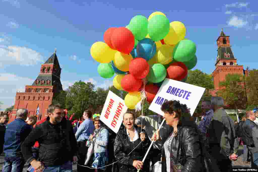 Официальное первомайское шествие. &quot;Верим Путину&quot; - &quot;Вместе навсегда&quot;